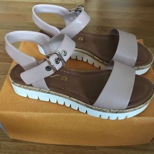 Women’s Unisa unBRIEZA sandals size 6.5